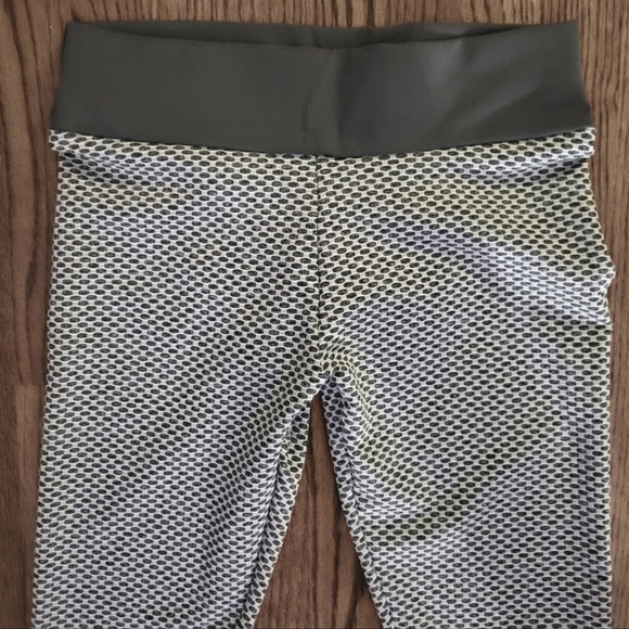 TikTok Size XL Scrunch Butt Leggings - Picture 6 of 8